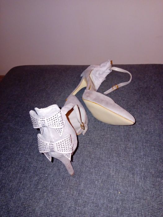 Pantofi cu toc ,culoarea gri