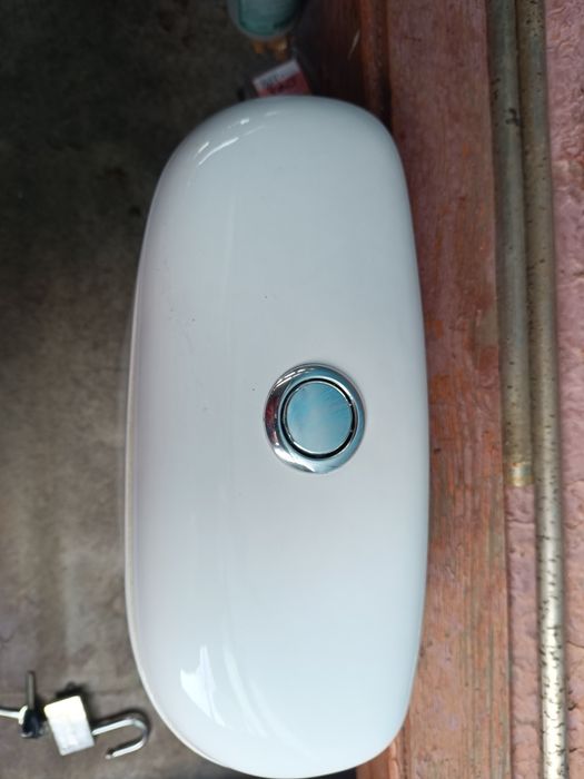 Бачок унитаза новый.