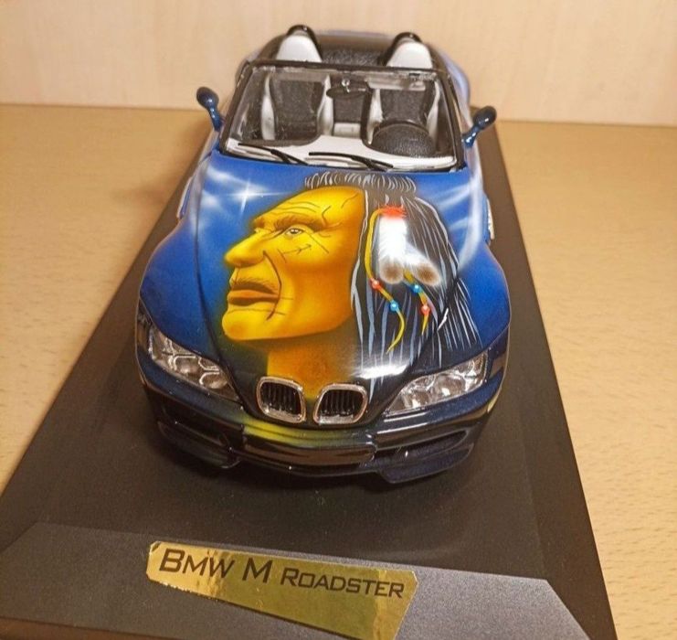 BMW M roadster 
Scara 1:18
Bburago

Pozele reflectă realitatea. Se vin