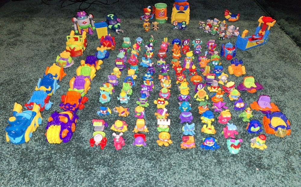 Vând colecții super things