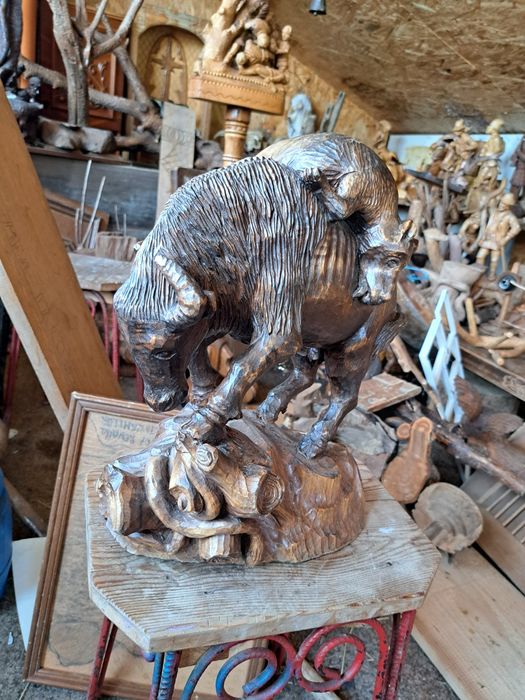 Statuete din lemn sculptate manual