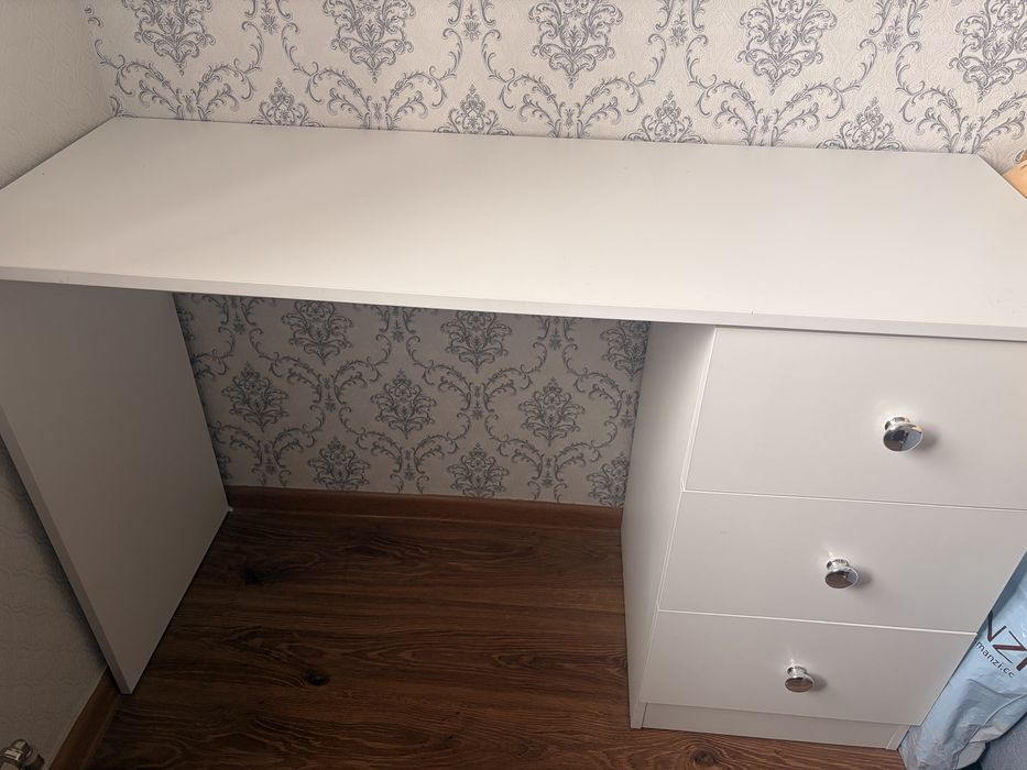 Стол письменный белый