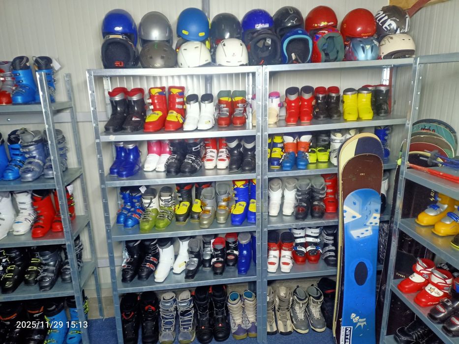Vând skiuri clăpari bete placi snowboard booti căști