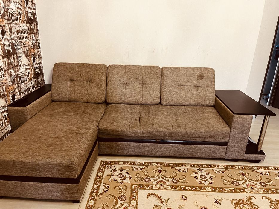 Угловой диван в хорошем состоянии
