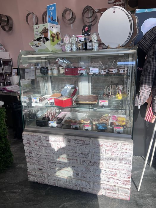 Сладкарска витрина