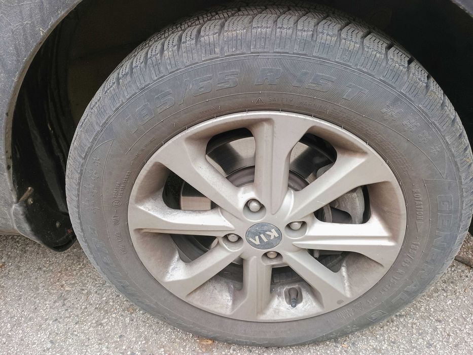 4 зимни гуми General 185/65/15 за общо 120 лв., изминати 8000 км.