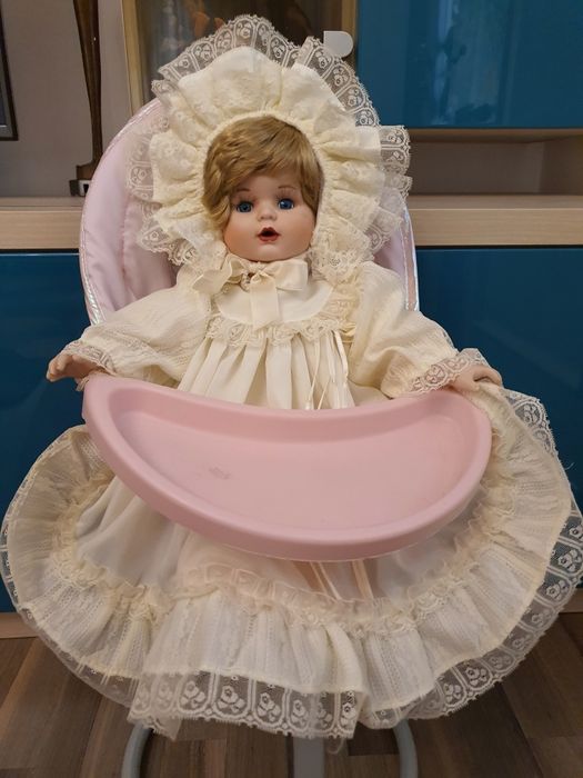 Papusa bebelus din portelan de colectie îmbrăcat în haine de botez