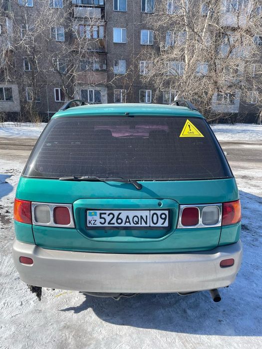 Машина tayota picnic