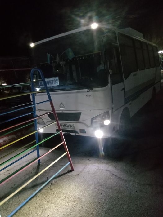 Автобус 2011 года