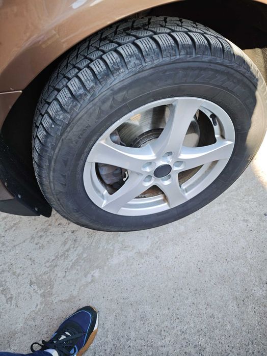 Jante pe 17 și cauciucuri 235 60 17 în stare foarte bună!