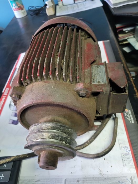 Vând  2 motoare electrice