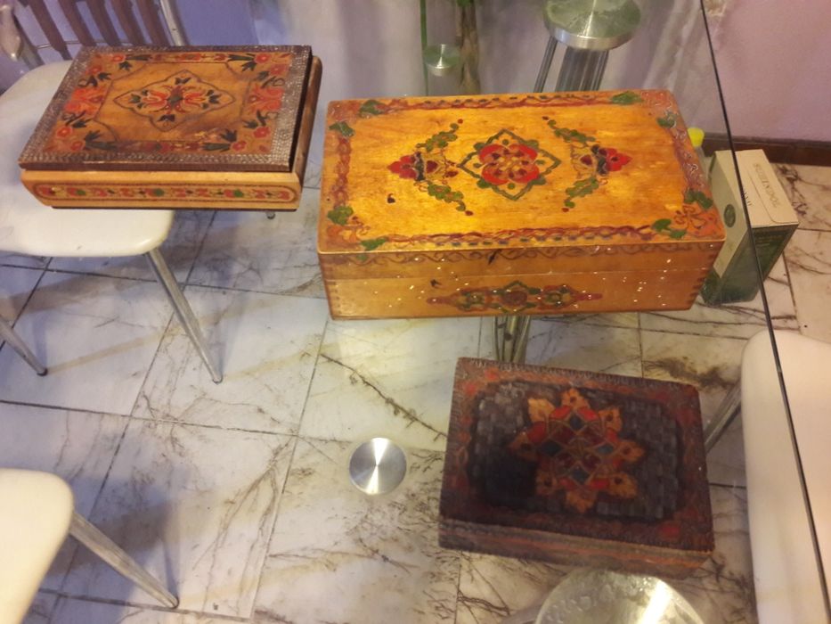 Ретро шнола,колан,панери и дървени кутии.