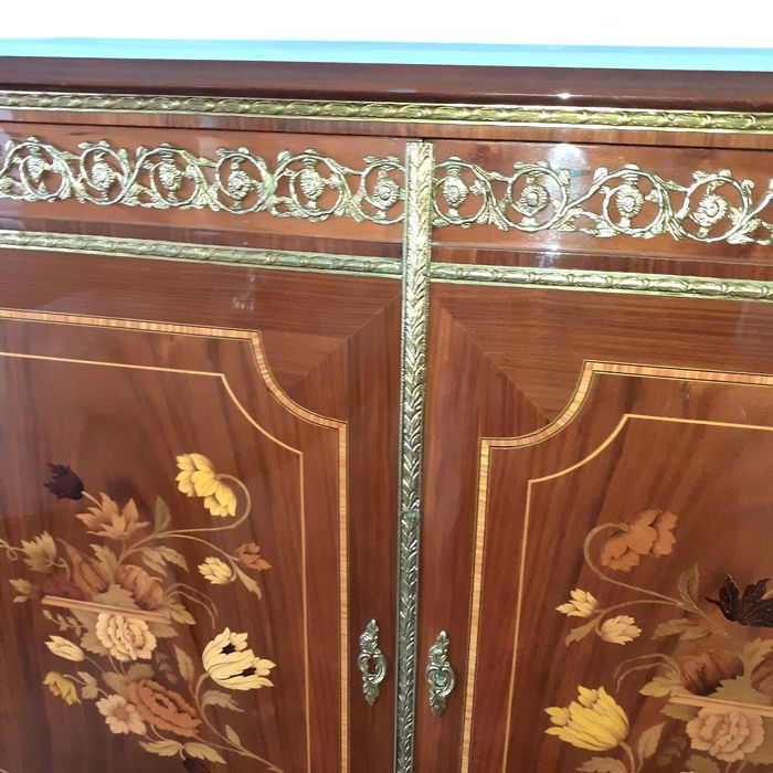 Mobilier decorat cu bronz