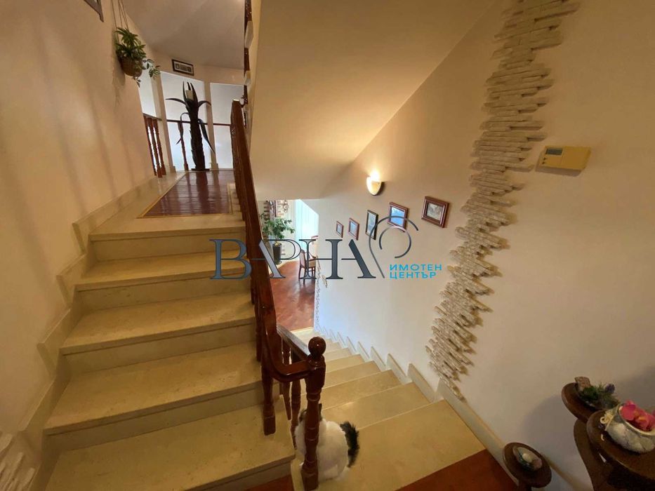 Обзаведена триетажна къща във Виница