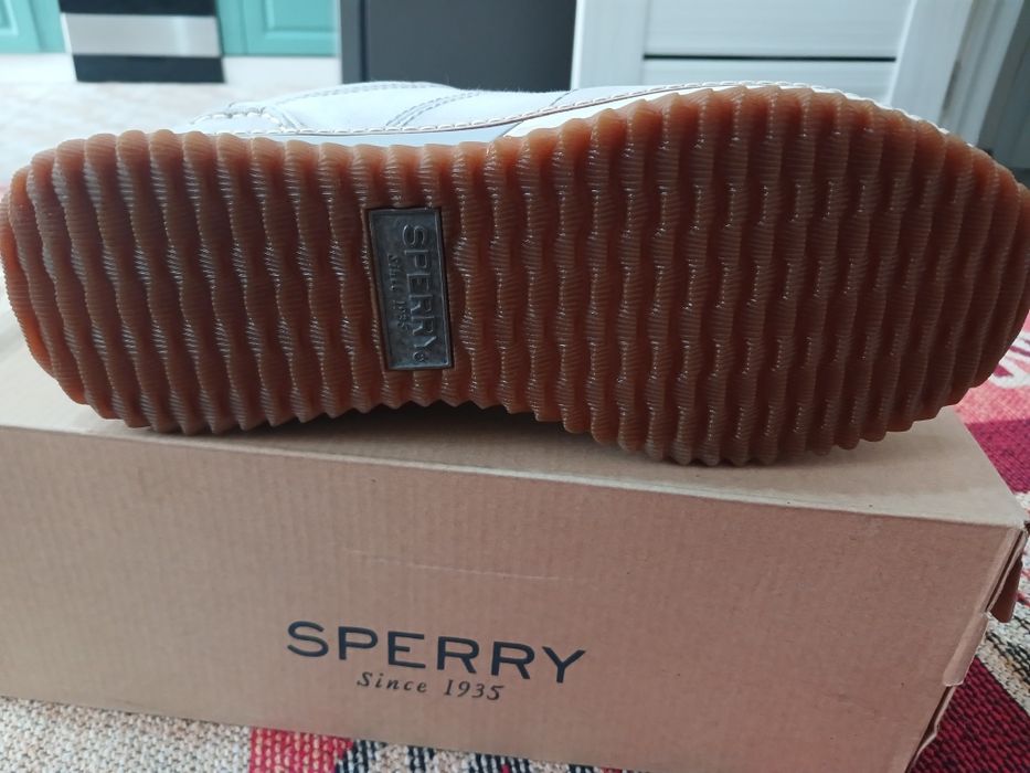 Кроссовки фирмы "Sperry"