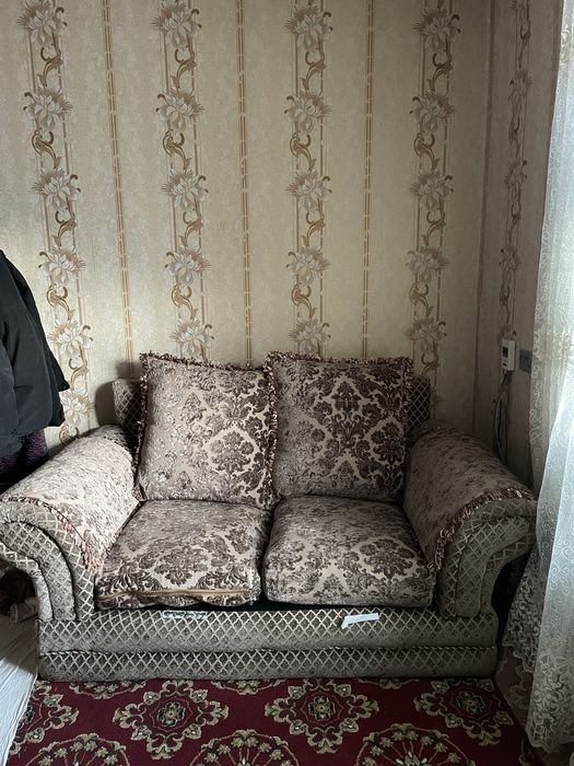 Mebel Divan v xoroshem sostoyanie