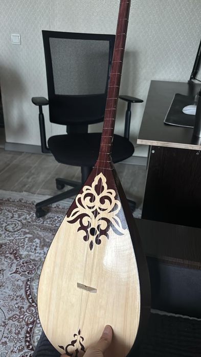 Домбра 48 размер, сделана из дерева ясин, обладает красивыц эскиз