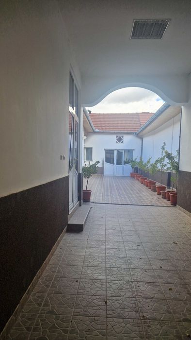 Casă complet renovată, grădină și curte mare  .