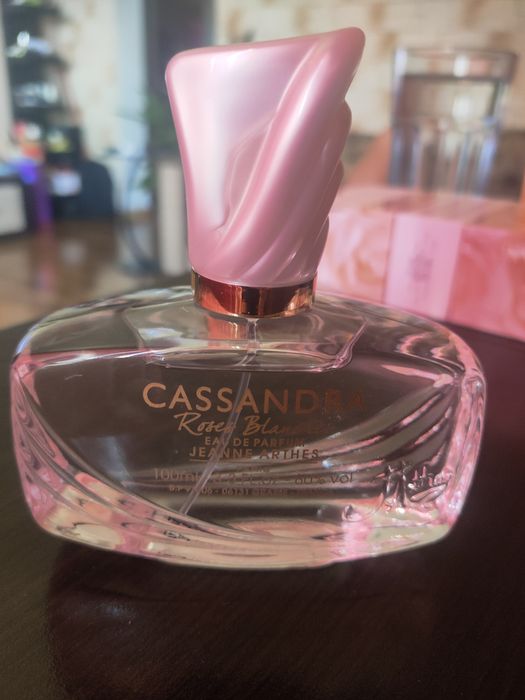 Vând apa de parfum Cassandra Roses Blanches