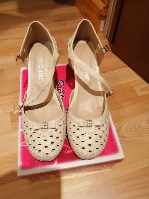 Продам туфли. На узкую ногу.