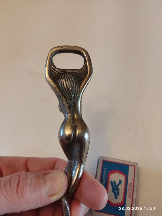 Открывашка обнажённая девушка..