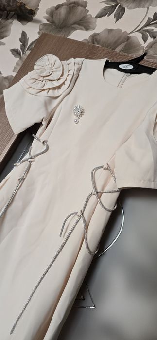 Продам платье для девочки. 9 -10 лет