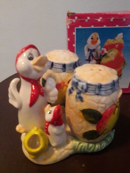 мишура, маски, игрушки