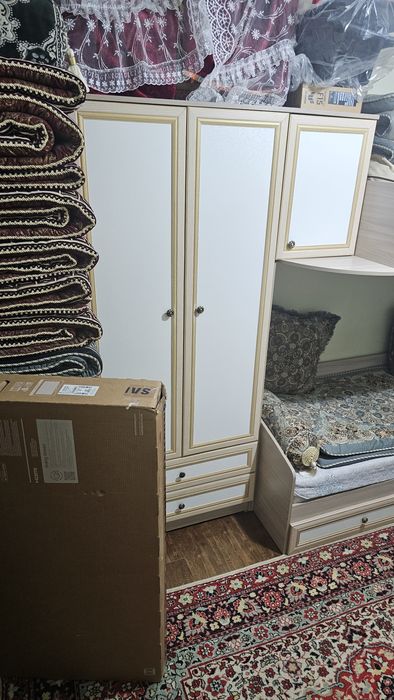 Детская кровать 2 ярусный и стол для учебы