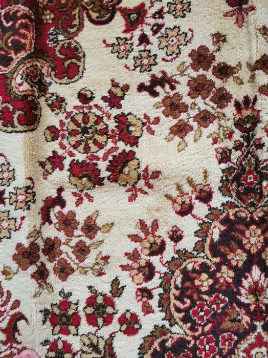 Продавам  вълнен персийски килим на завода в Сливен от социализма