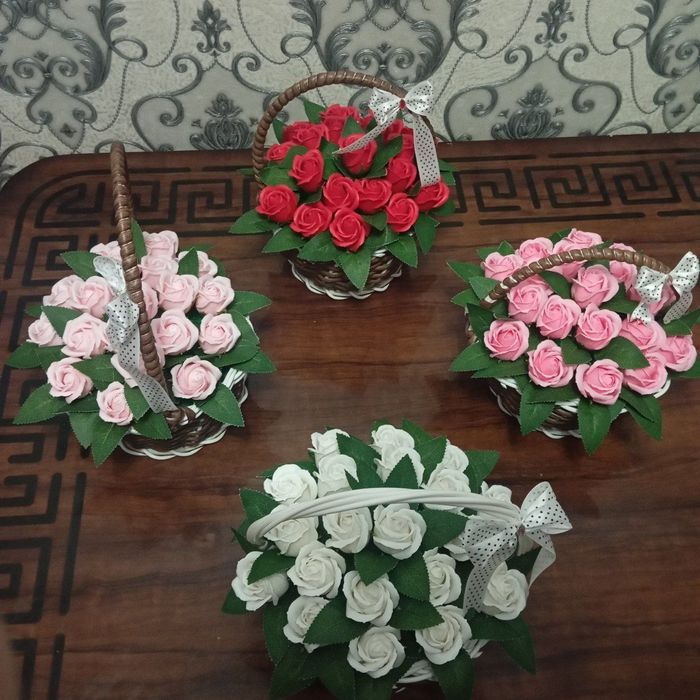 Chiroyli suniy gullar.