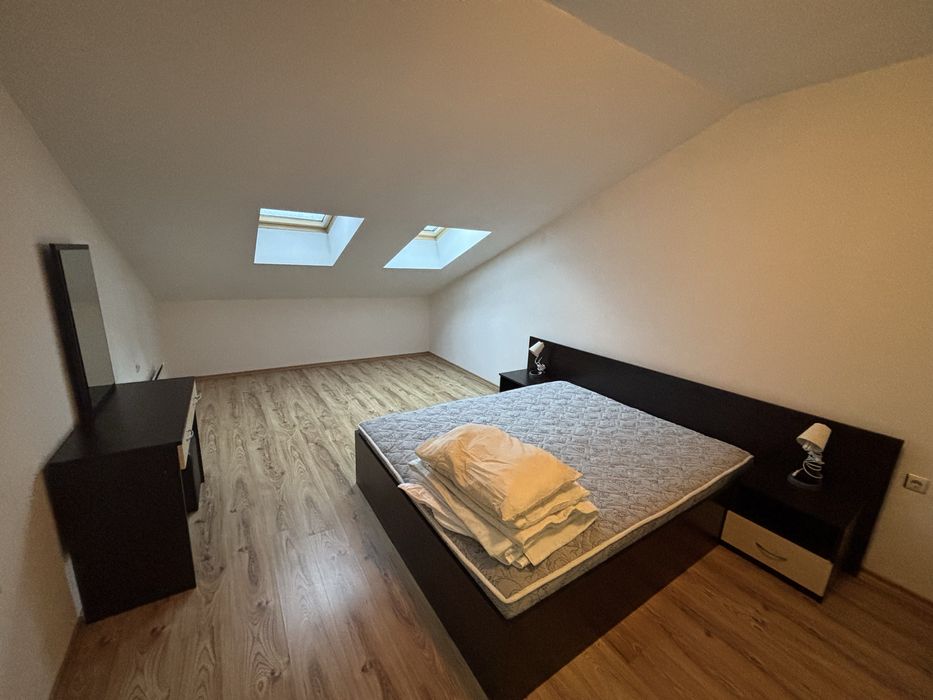 Просторен тристаен на метри от лифта