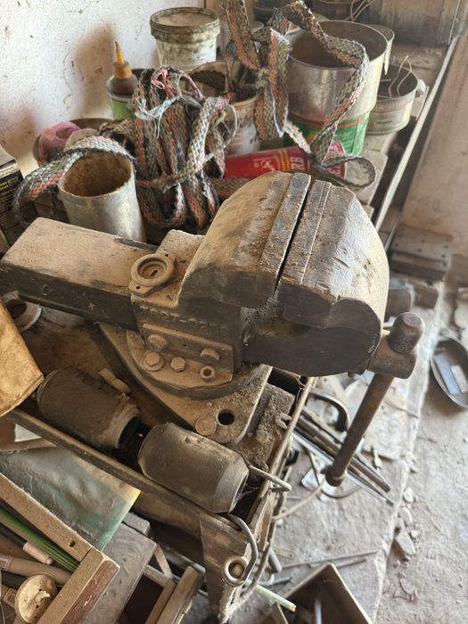 Тески для зажима и тачильный станок