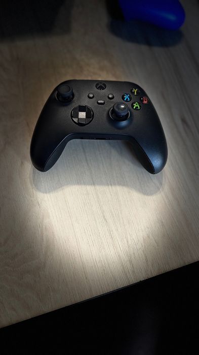 Xbox Series X 1TB | Перфектен комплект с 2 джойстика, докинг станция и 8 игри