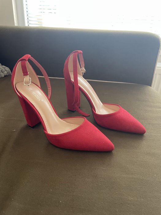 Обувки на висок ток