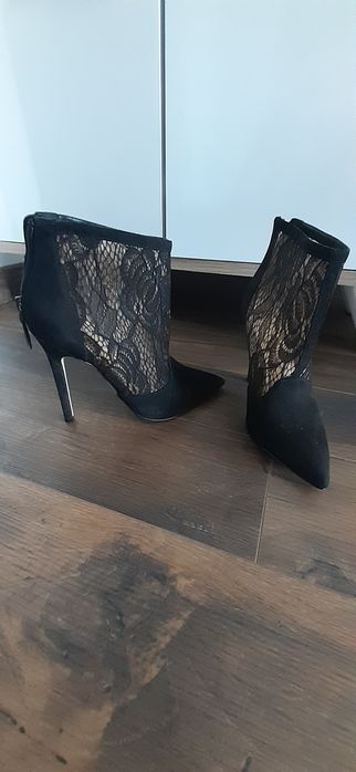 Botine Bata dantelate