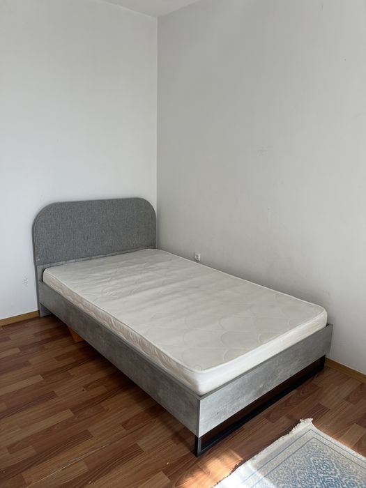 Кровать с матрасом