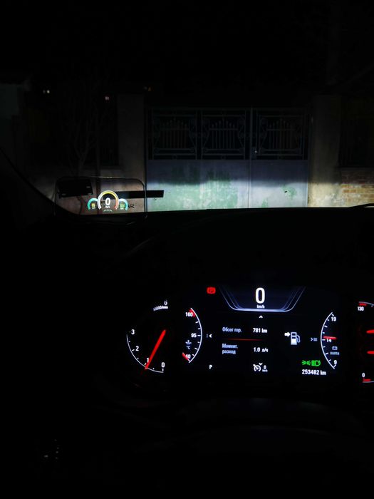 Автомобилен навигационен дисплей. HEAD-UP, HUD проектор.