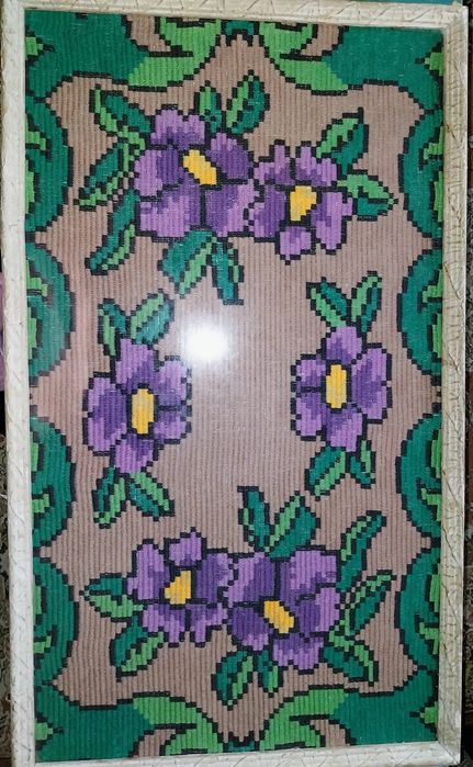 Ръчно изработена ,нашита картина / гоблен/ теменужка в рамка  1970 год.