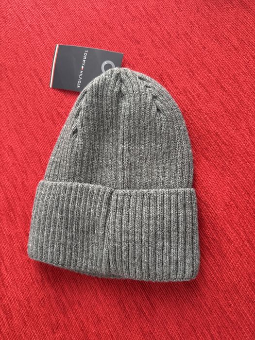 Vand caciula Tommy Hilfiger lana noua cu eticheta