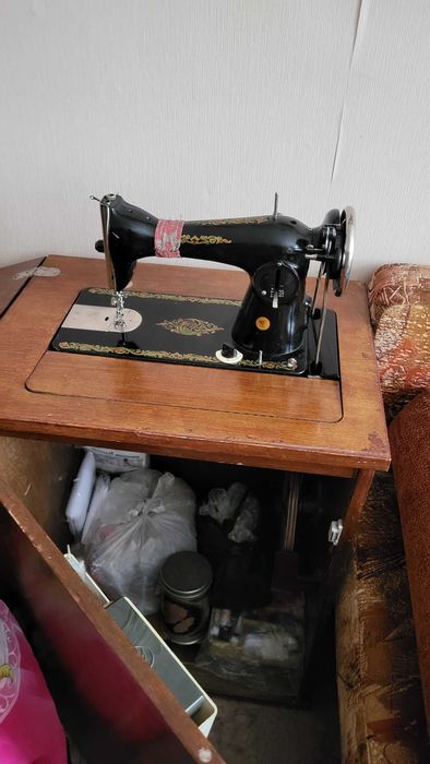 Домашнее вещи, посуда,  книги, хрусталь, ковры