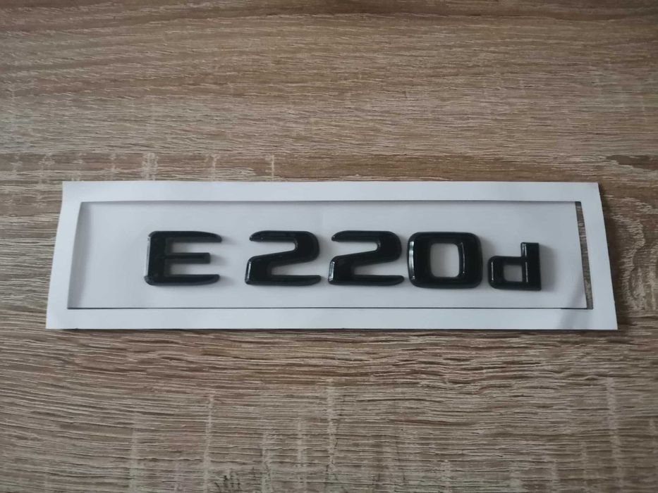 черен надпис Mercedes Benz E 220d