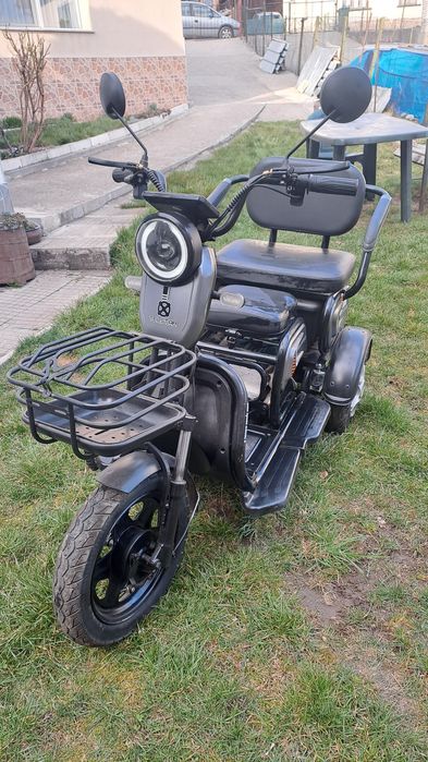 Триместна електрическа триколка