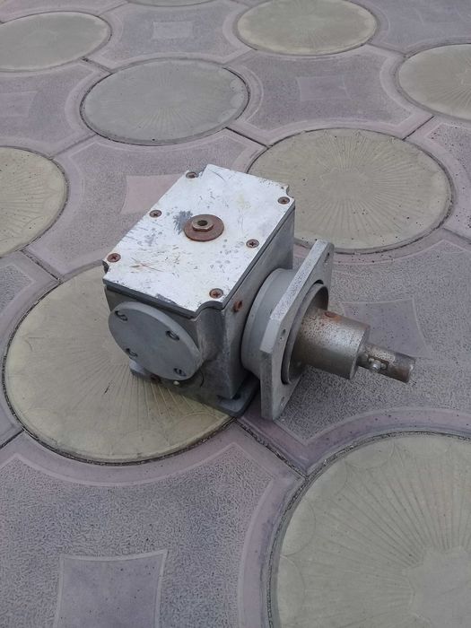 продам червячный редуктор Угловой редуктор