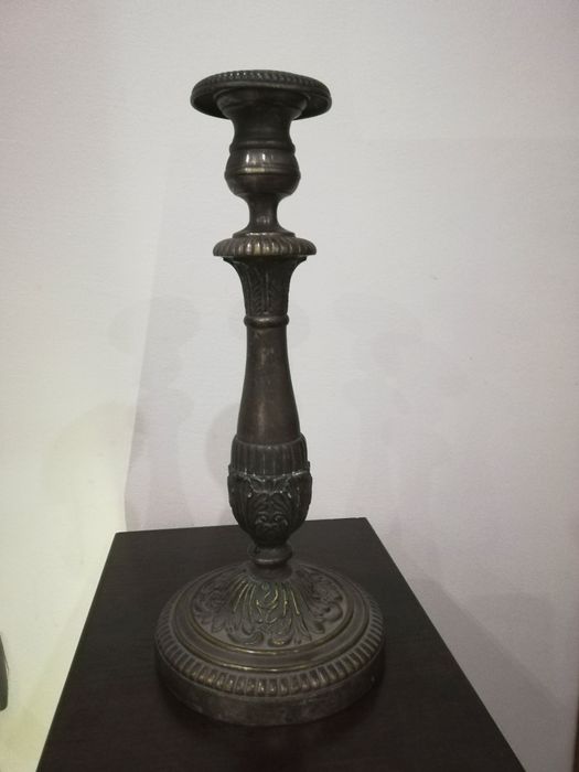 Много красив, стар свещник за една свещ.