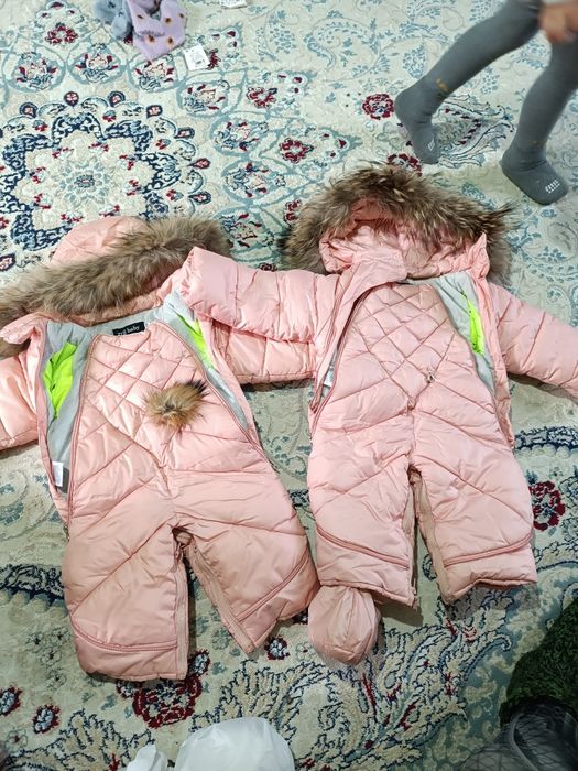 Продам комбинезоны для девочки 2 штуки