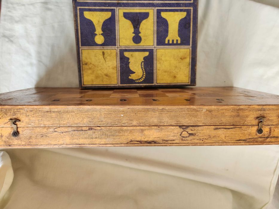 шах : дървен 48х48см +табла и пирогфафиран р-р 34х34 см, к-ти с фигури