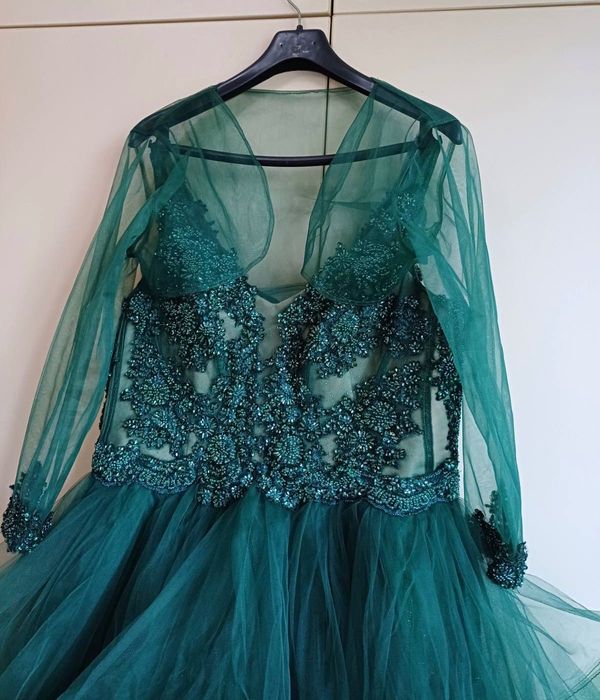 Бална рокля, изработена по поръчка, разкриваща изящността на детайлите