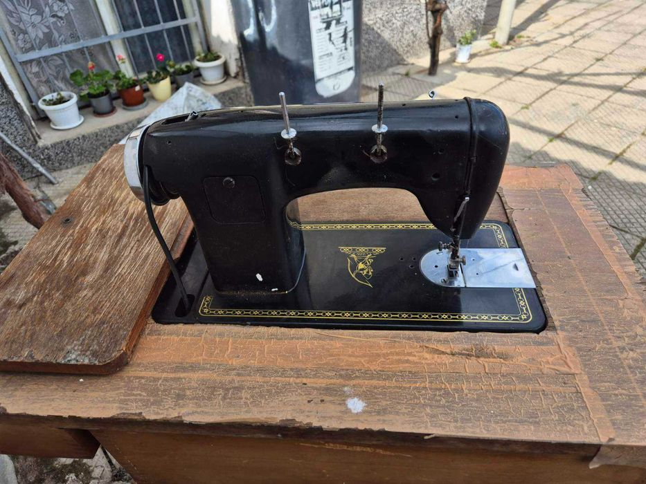 Ретро шевна машина Łucznik с маса – напълно работеща, винтидж стил