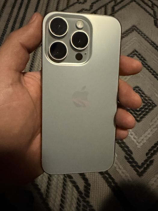 Продавам Iphone 15 pro 256gb