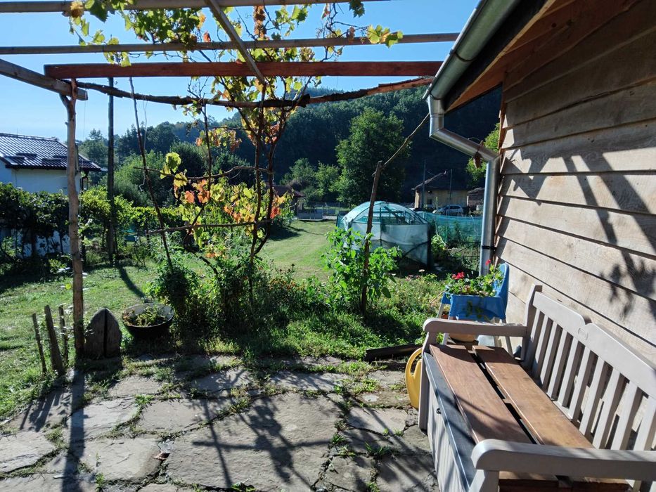 Продавам 1010 кв. м. в регулация и 2 декара зем. земя в с. Враниловци.